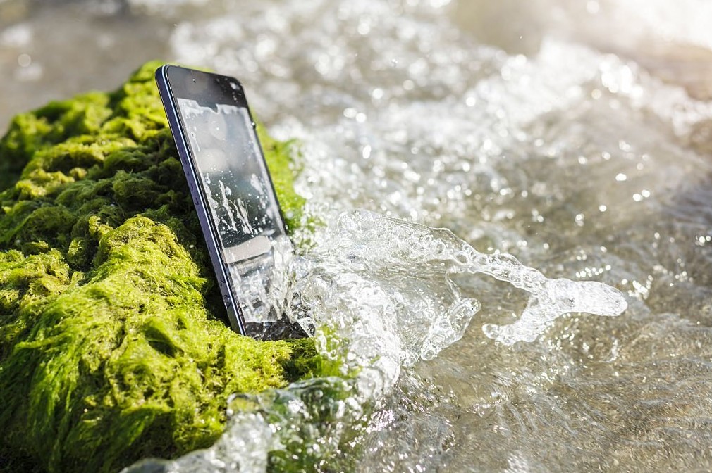 how to get water out of phone speaker