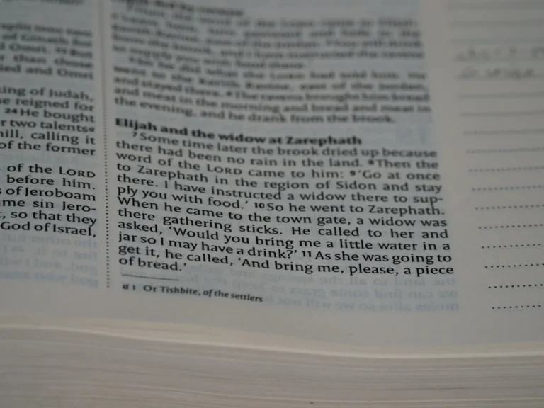 Foenegriek: Uses, Benefits, and Facts Explained - close up, bokeh, macro, blur, blurred background, close focus, bible, old testament, 1 kings, book of kings, kings, ספר מלכים‎, sêp̄er malḵîm, hebrew bible, destruction of judah, babylon, babylonian exile, Deuteronomistic history, a history of Israel, rabbinic literature, shavuot, christian, judaism, history, text, reading, bible study, devotions, text, NIV, New International Version, type, typography, canon, christianity, holy scripture, holy bible, scripture, tanakh, nevi'im, ketuvim, septuagint,